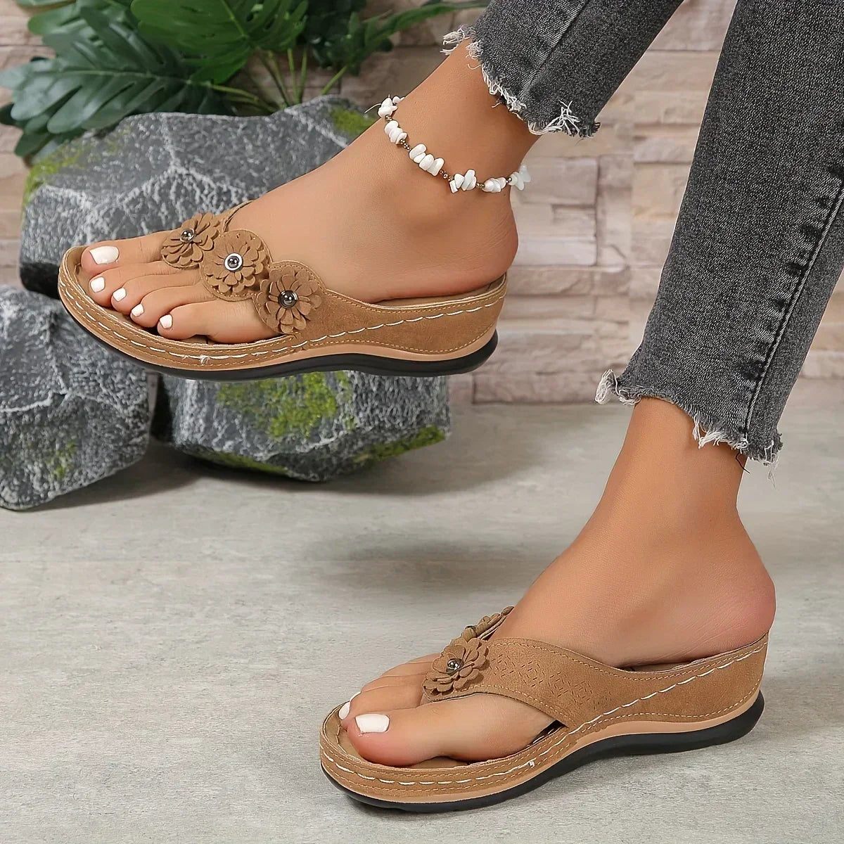 LW™ | Flora – Bloemige sleehak sandalen met orthopedische ondersteuning