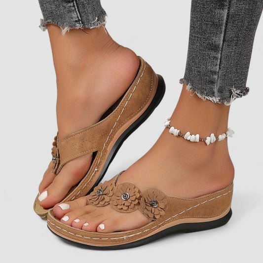 LW™ | Flora – Bloemige sleehak sandalen met orthopedische ondersteuning